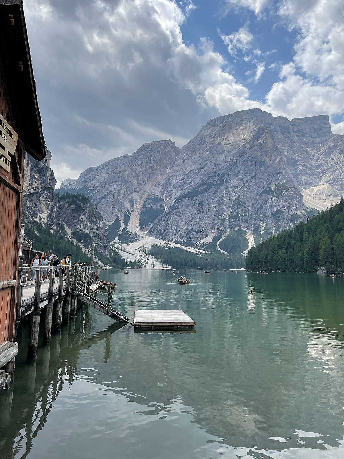 Il pontile di legno sul Lago di Braies, con le Dolomiti che si specchiano nell'acqua