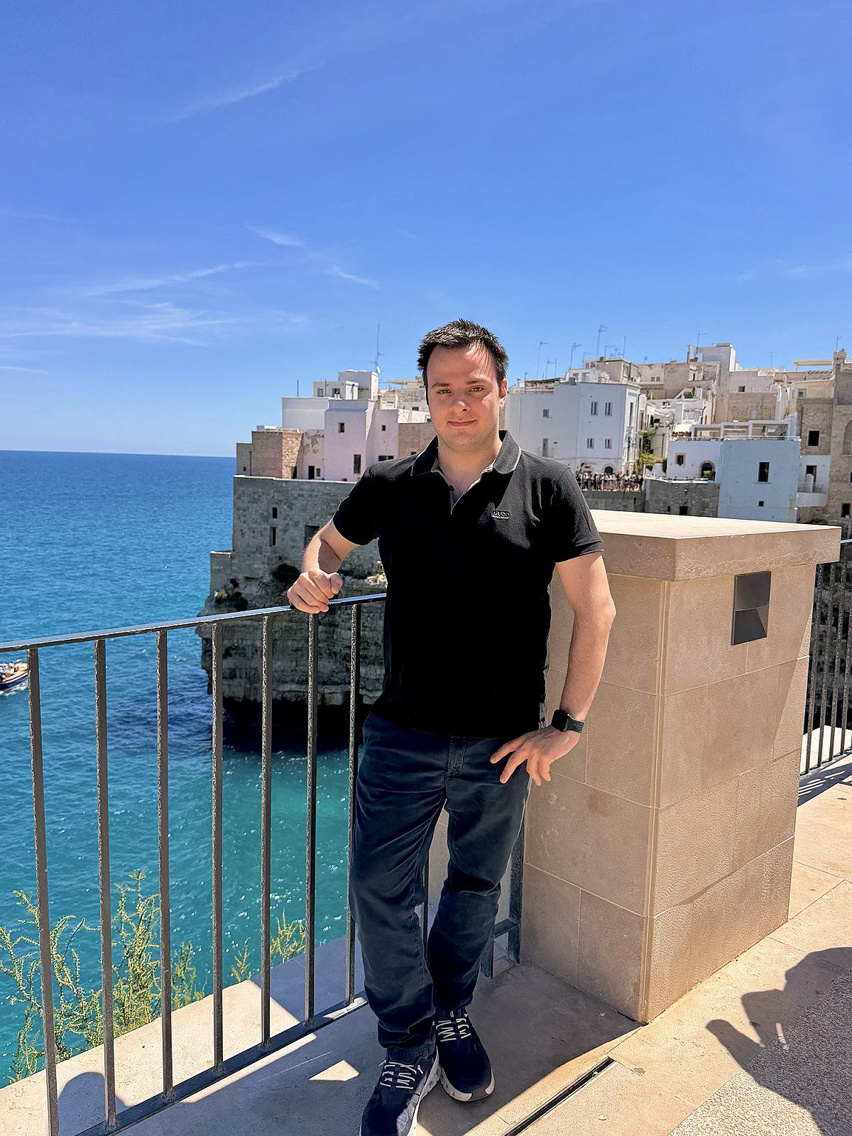 Il borgo di Polignano a Mare visto da una terrazza affacciata sul mare