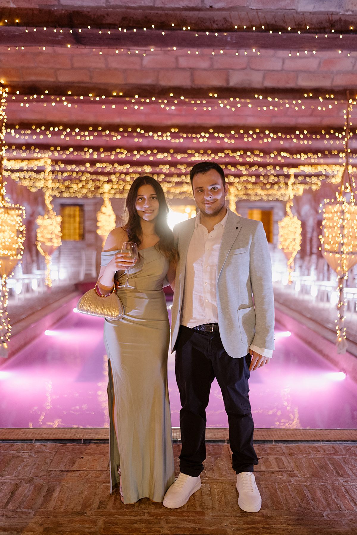 Una serata di festa in una sala illuminata